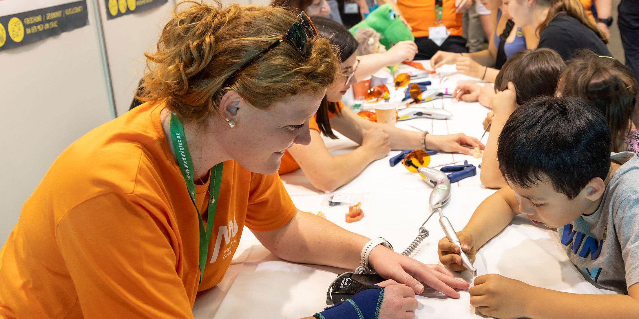 Mitarbeiter*innen sind bei der Langen Nacht der Forschung im Einsatz.