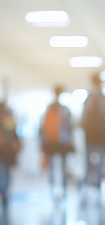 Gruppe von Studierenden im Flur