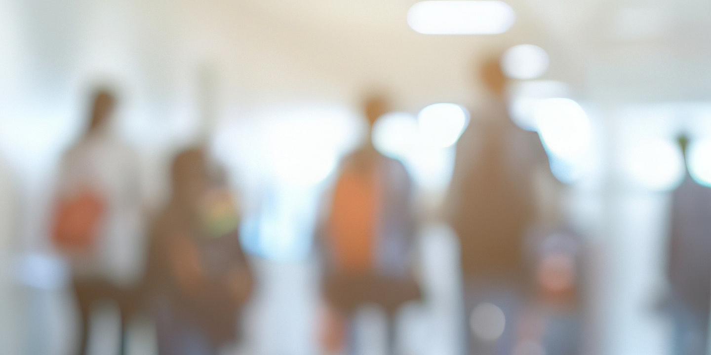 Gruppe von Studierenden im Flur