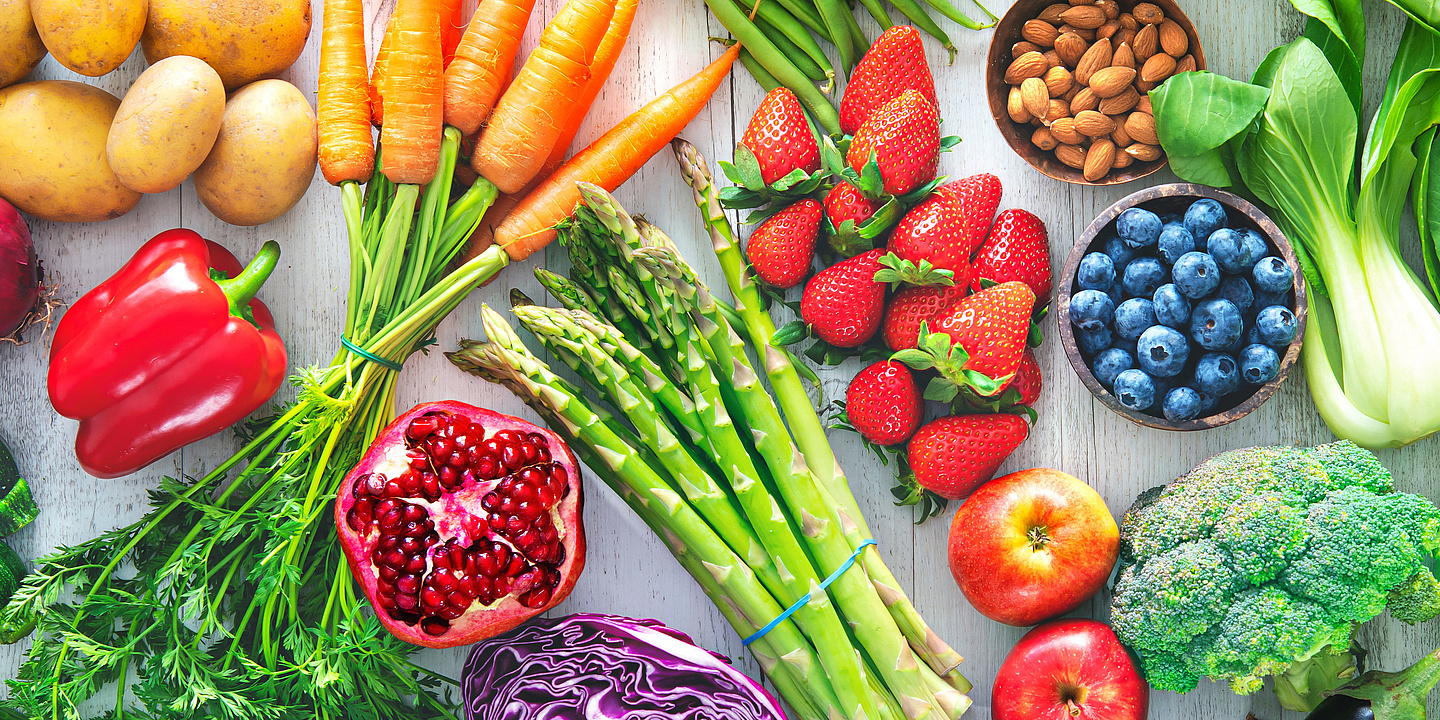 Gesunde Lebensmittelauswahl mit Obst, Gemüse, Samen und Superfood