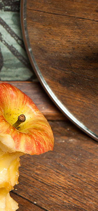 Apfelbutzen vor einem Spiegel