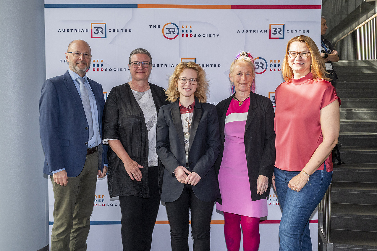 5 Personen stehen vor einer Fotowand