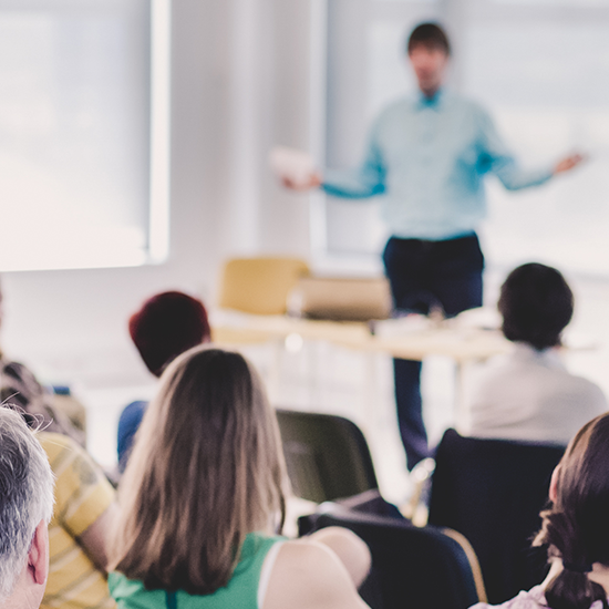 Personen bei einem Meeting