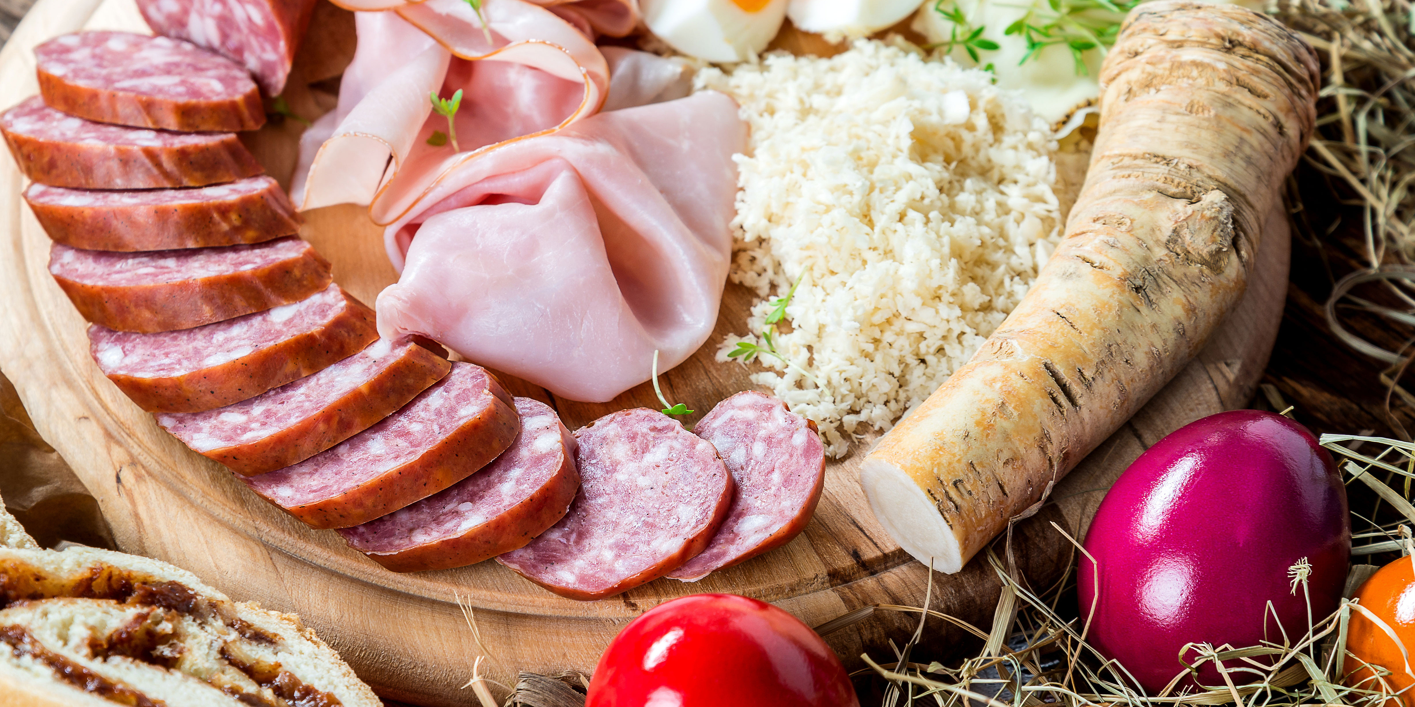 Eine Osterjause auf einem Holzbrett