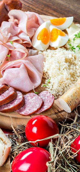 Eine Osterjause auf einem Holzbrett