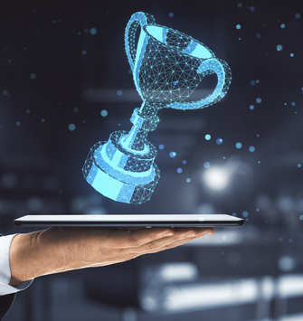 Eine Hand hält ein Tablet über dem ein 3D-Hologramm eines Pokals schwebt