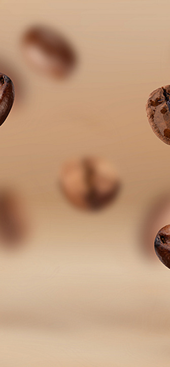 Kaffeebohnen fliegen durch die Luft - Ganna Chabanenko/adobe.stock.com