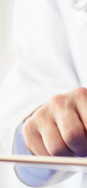 Wissenschafter mit Tablet