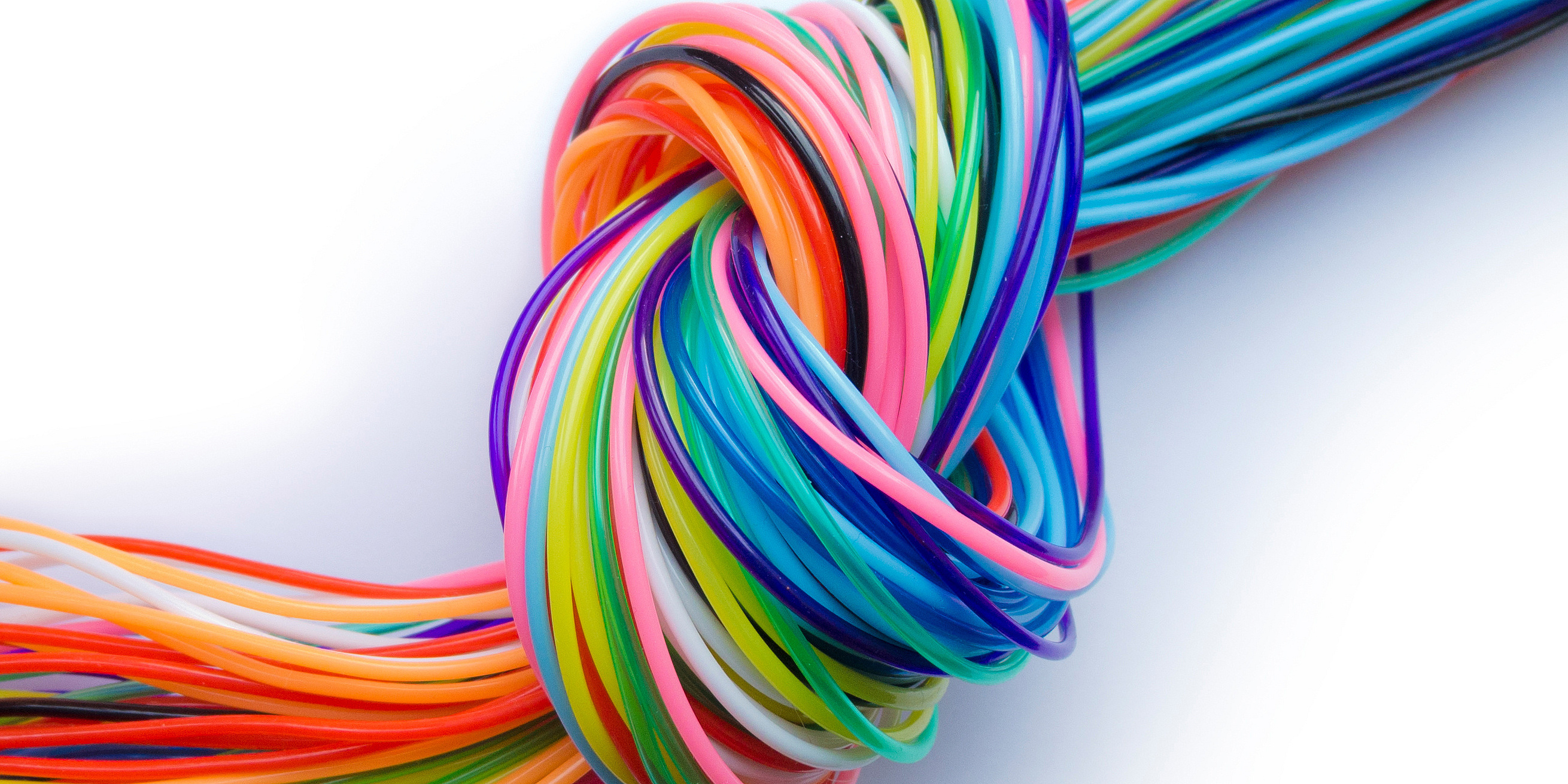 Knoten mit bunten Datenkabeln