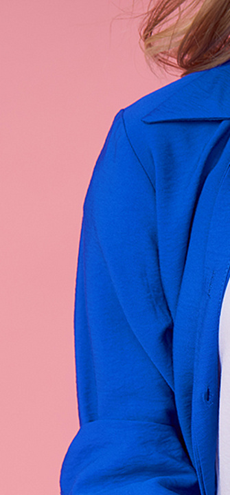 Frau hält ein Herz aus Papier