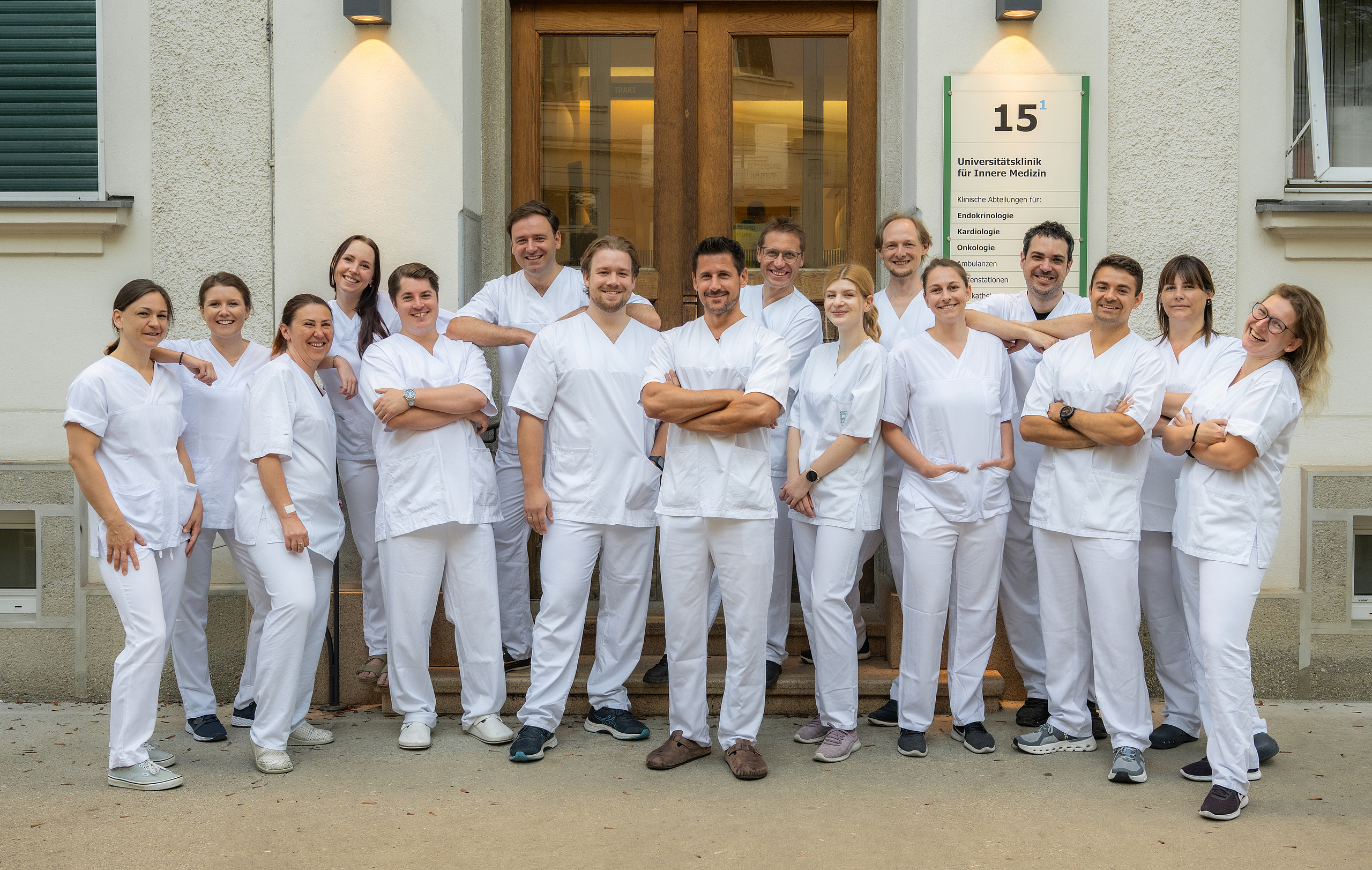 Das Team des Universitären Herzzentrums Graz steht vor einem Gebäude.