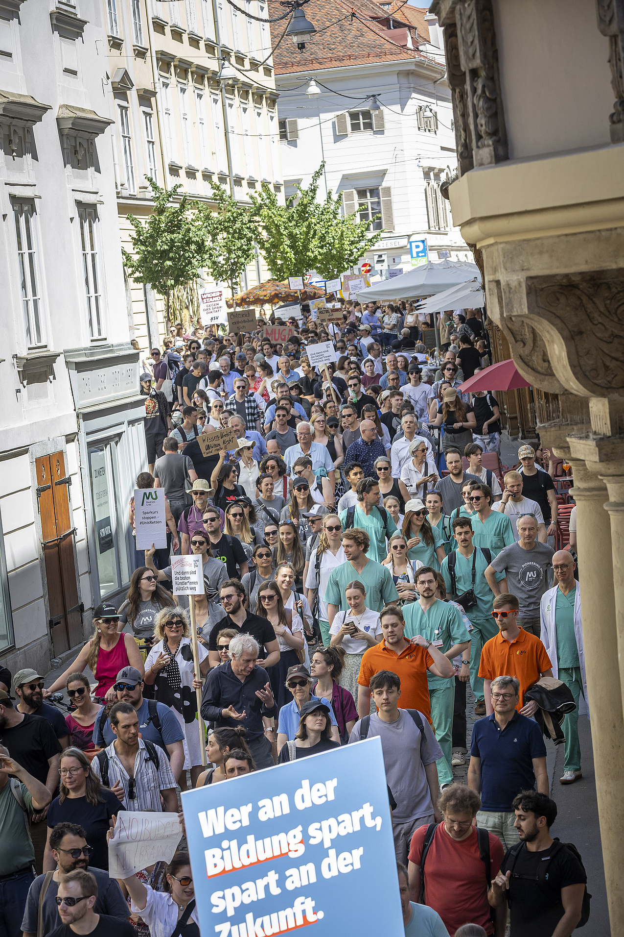 The protest march through Hofgasse