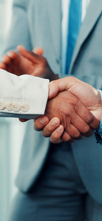 Geschäftsleute, Treffen und Team mit Handschlag