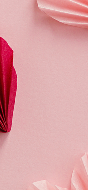 Herzen auf rosa Hintergrund - Credit: sonyachny/AdobeStock