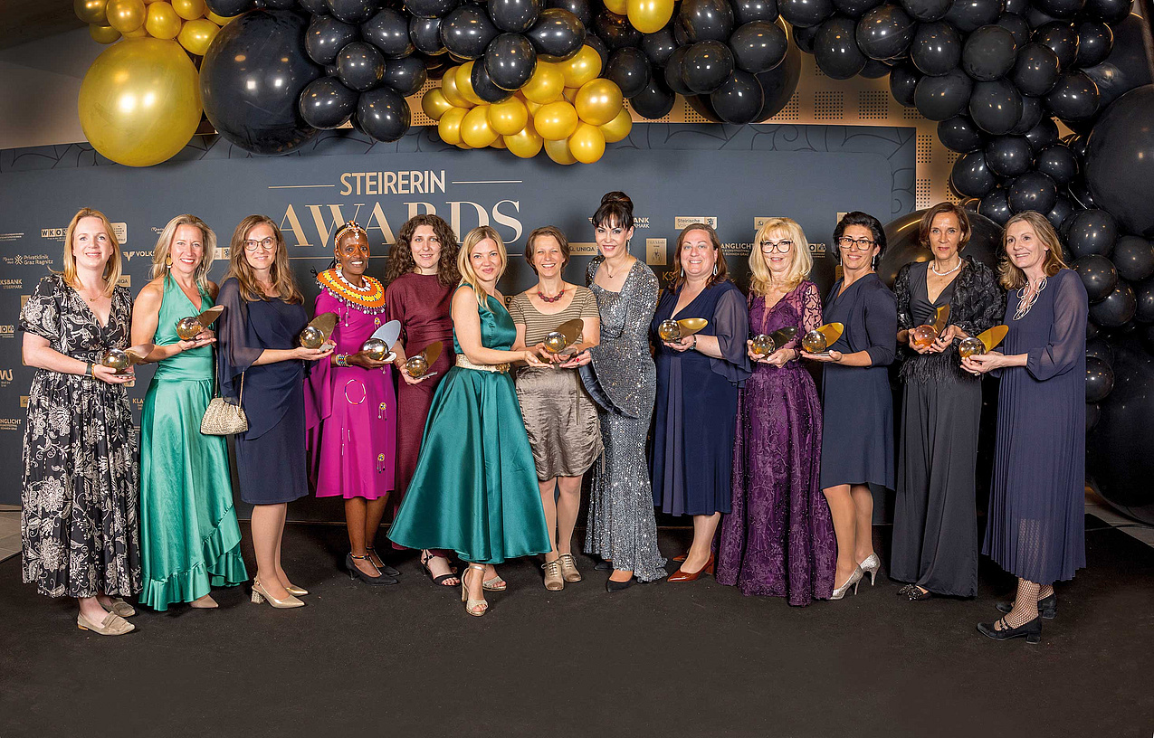 Die Siegerinnen der Steierin Awards 2026 stehen in einer Reihe und präsentieren ihre Preise