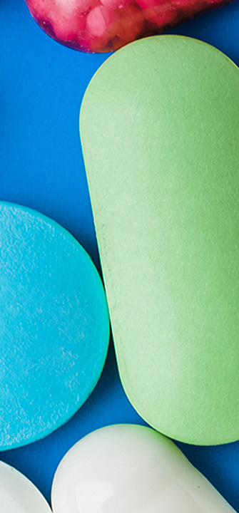 Verschiedene Tabletten in verschiedenen Farben