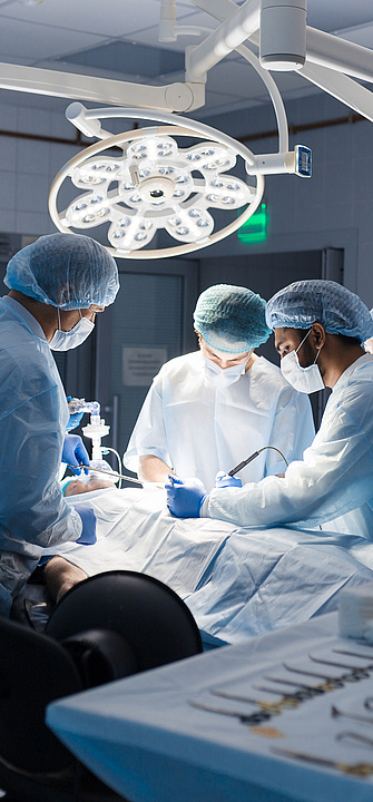 Chirurgenteam führt Herzoperation durch.