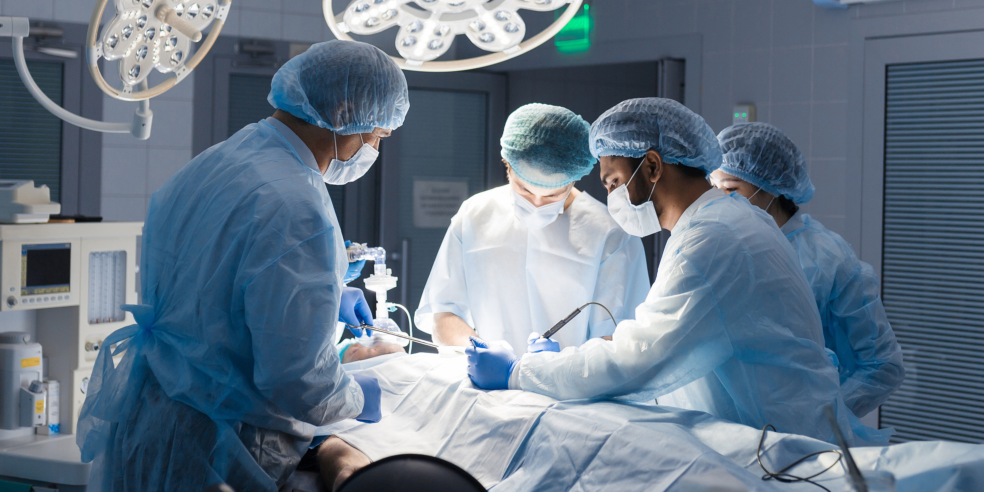 Chirurgenteam führt Herzoperation durch.