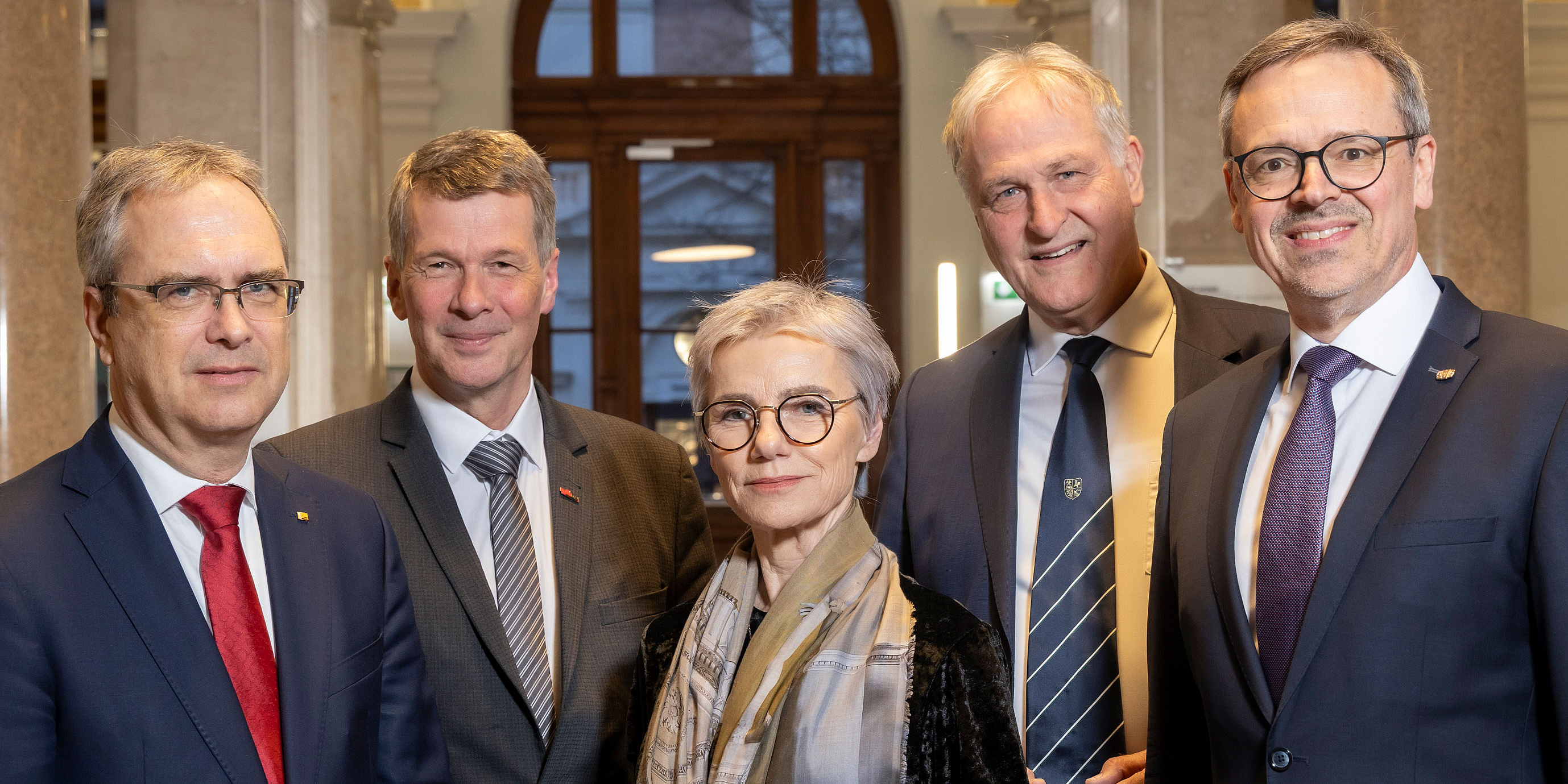 Die Rektor*innen der steirischen Universitäten stehen im Foyer der Universität Graz