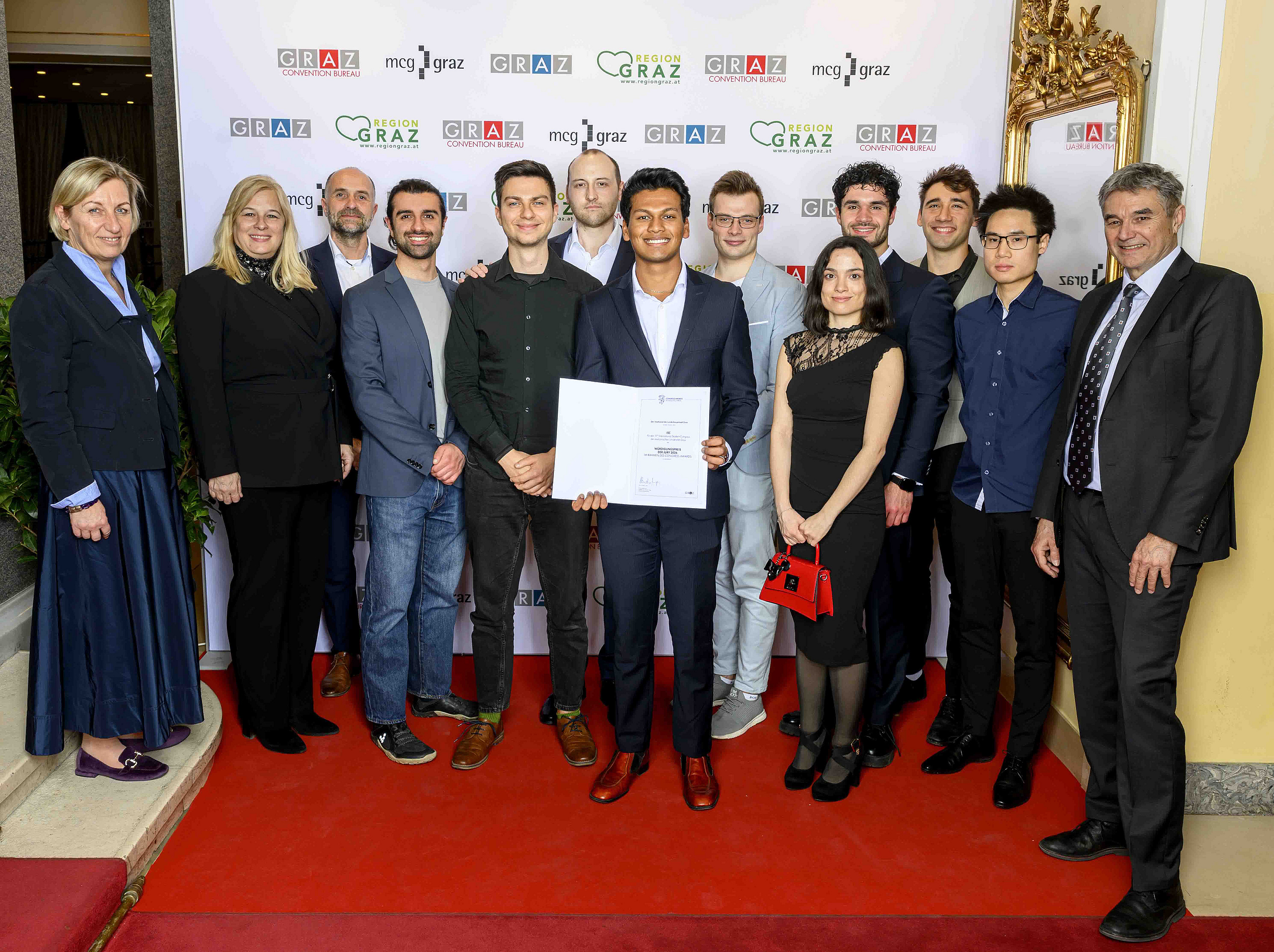 Das Team des ISC präsentiert stolz seinen Award.
