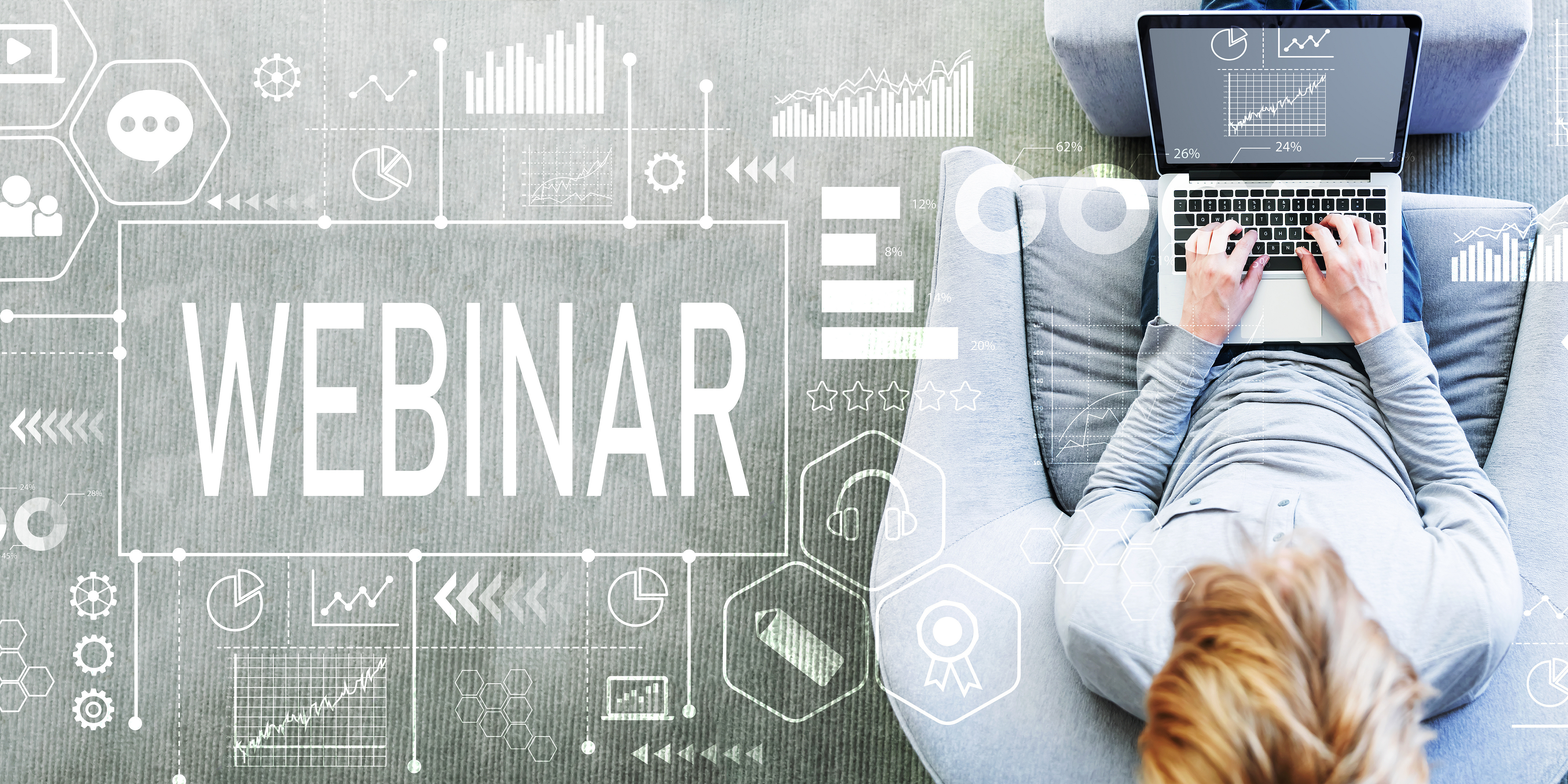 Person mit Laptop und Webinar-Schriftzug