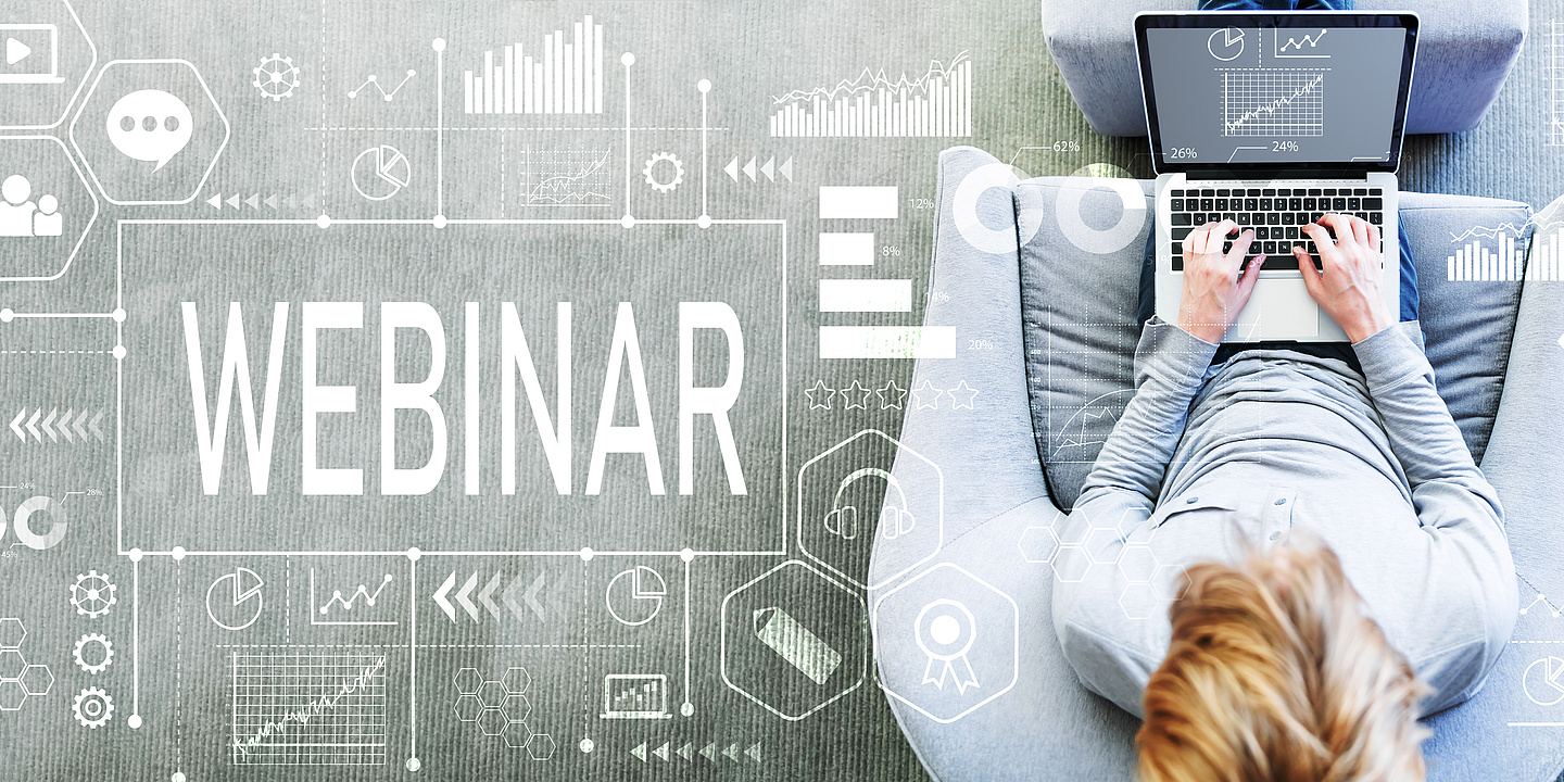 Person mit Laptop und Webinar-Schriftzug