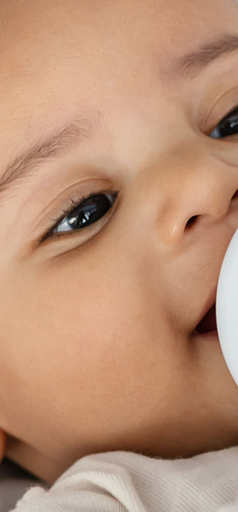 Baby trinkt aus Flasche