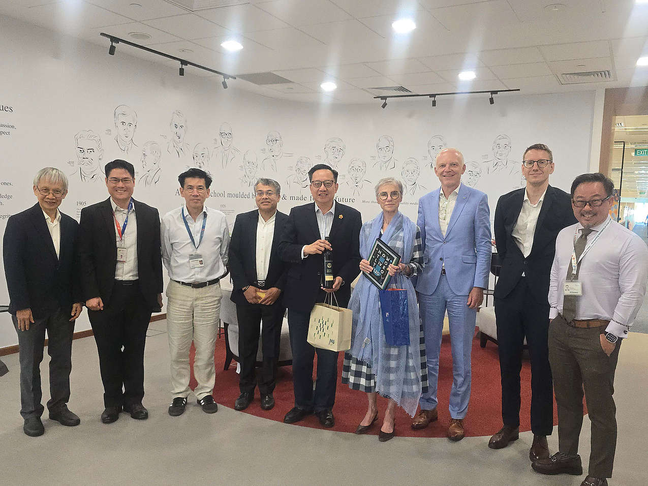 Visit to the Yong Loo Lin School of Medicine, National University of Singapore, and presentation of gifts 
