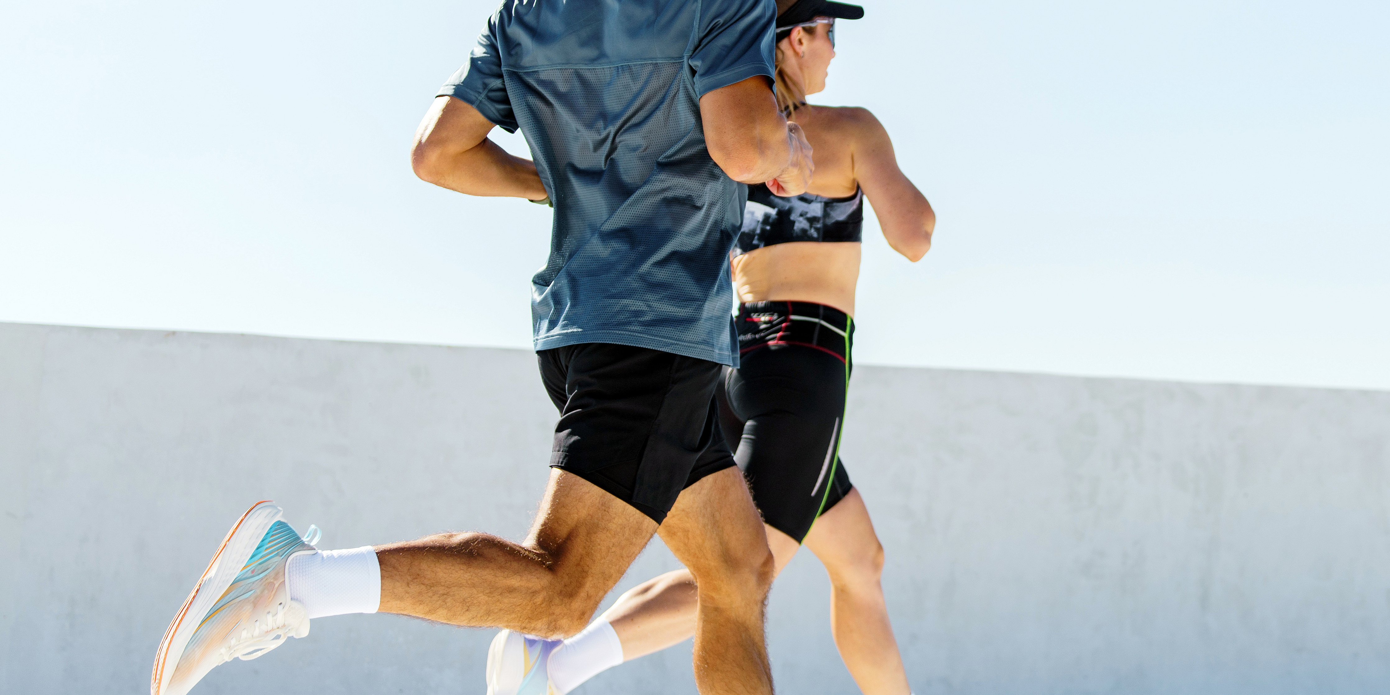 Frau und Mann laufen gemeinsam