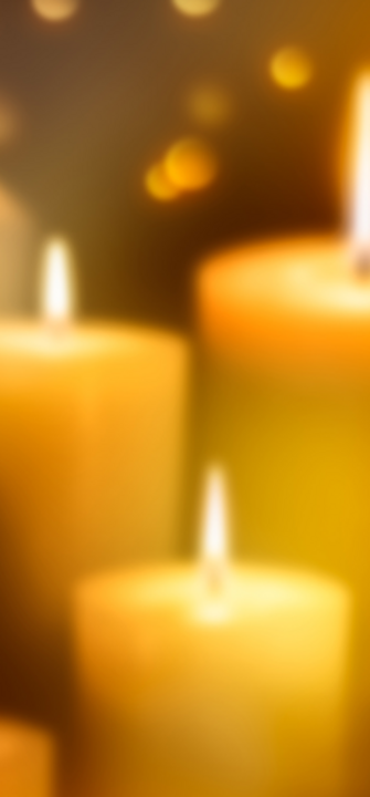 Viele Brennende Kerzen vor dunklem Hintergrund