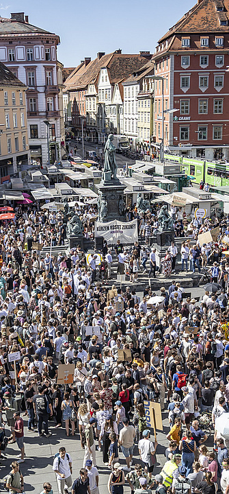 Eine Masse an Menschen versammelt sich um Budgetkürzungen an den Unis zu protestieren.