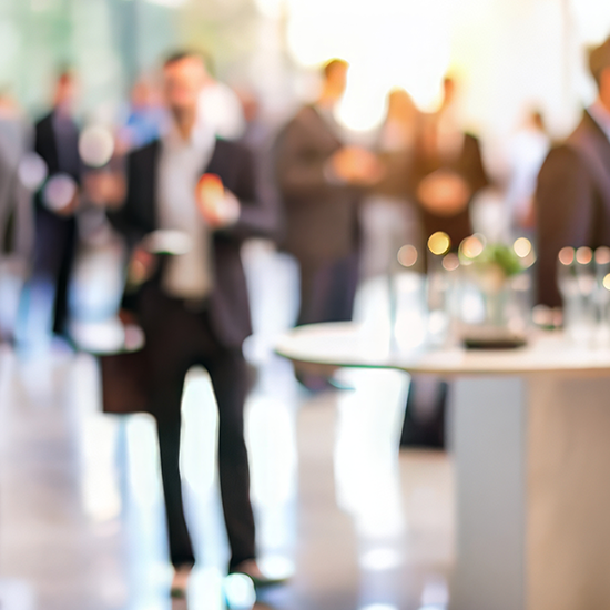 Personen bei einer Veranstaltung