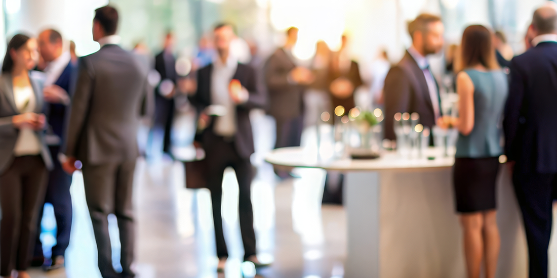 Personen bei einer Veranstaltung