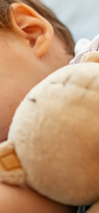 Bub mit Teddybär - Dragana Gordic/adobe.stock.com