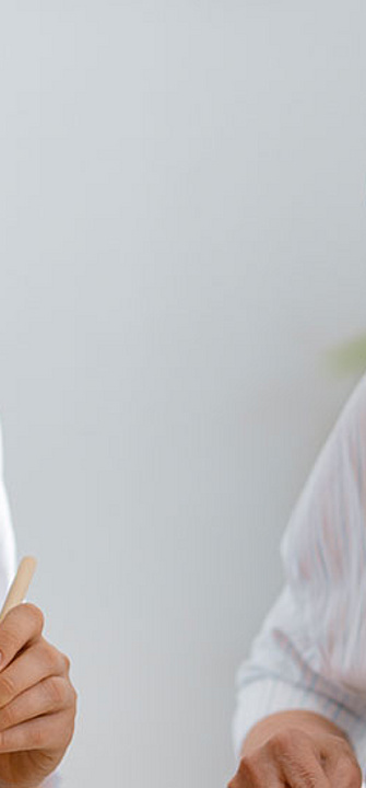 Mutter und Tochter backen - Konstantin Yuganov/AdobeStock