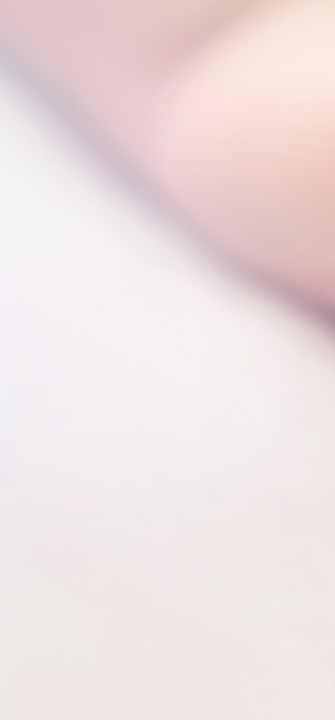 Hand eines Babys liegt in der Hand der Mutter