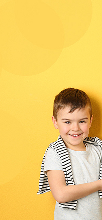 Zwei Kinder halten ein Herz aus Papier