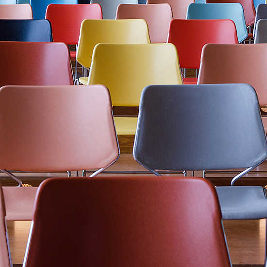Bunte Sessel bei Veranstaltung