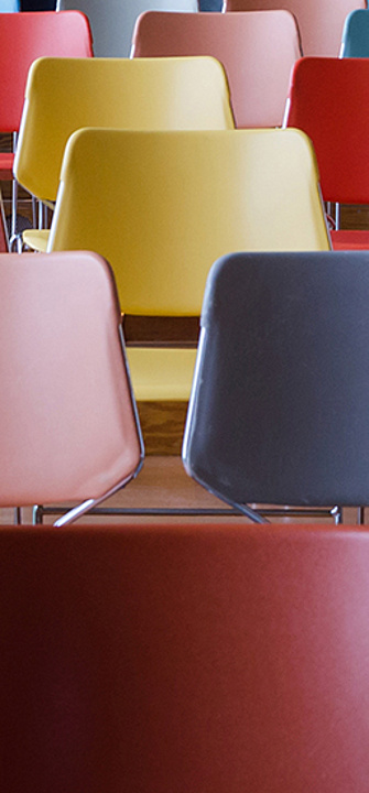 Bunte Sessel bei Veranstaltung