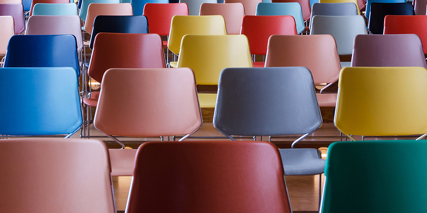 Bunte Sessel bei Veranstaltung