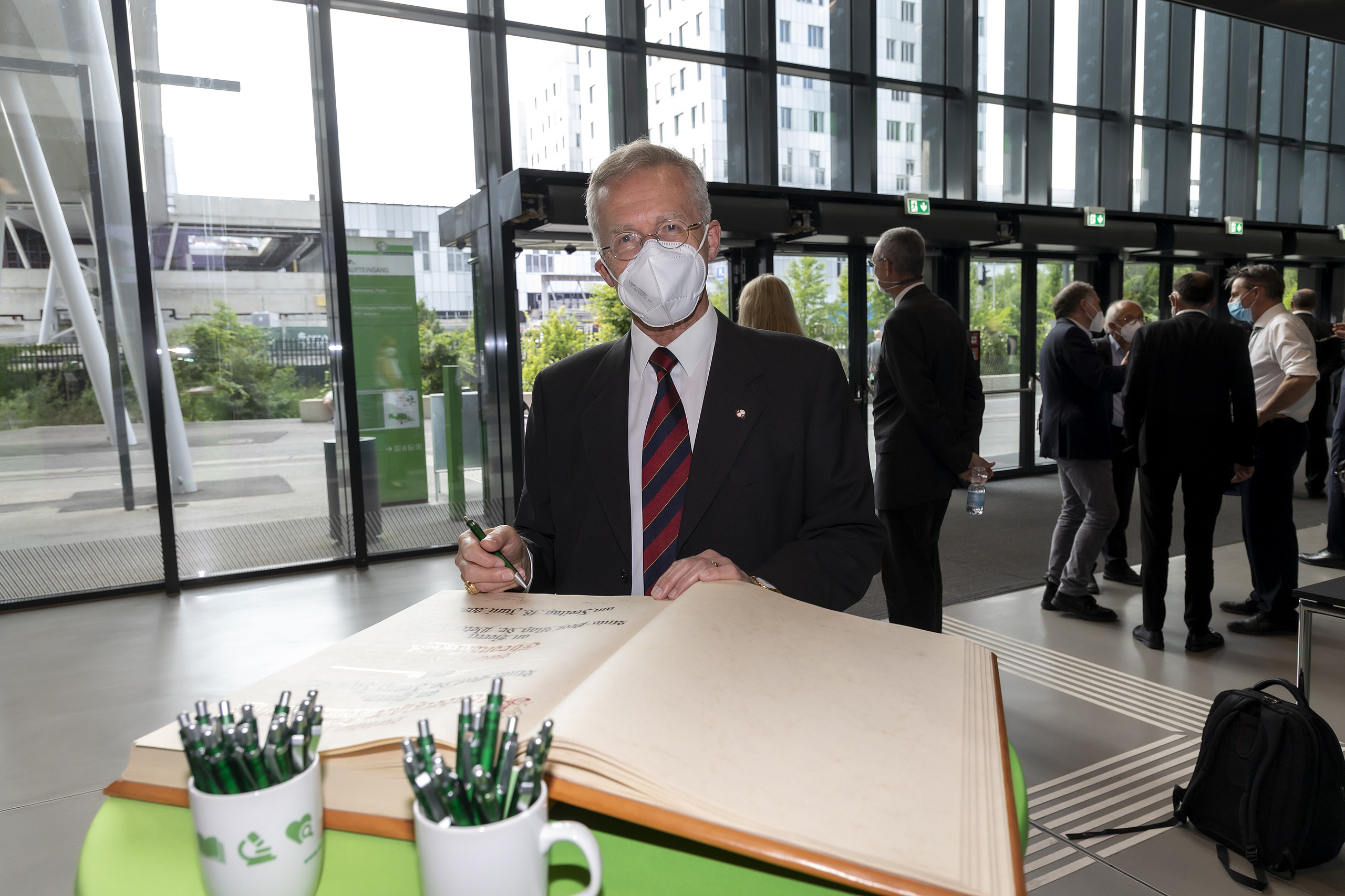 Peter Holzer mit dem Ehrenbuch