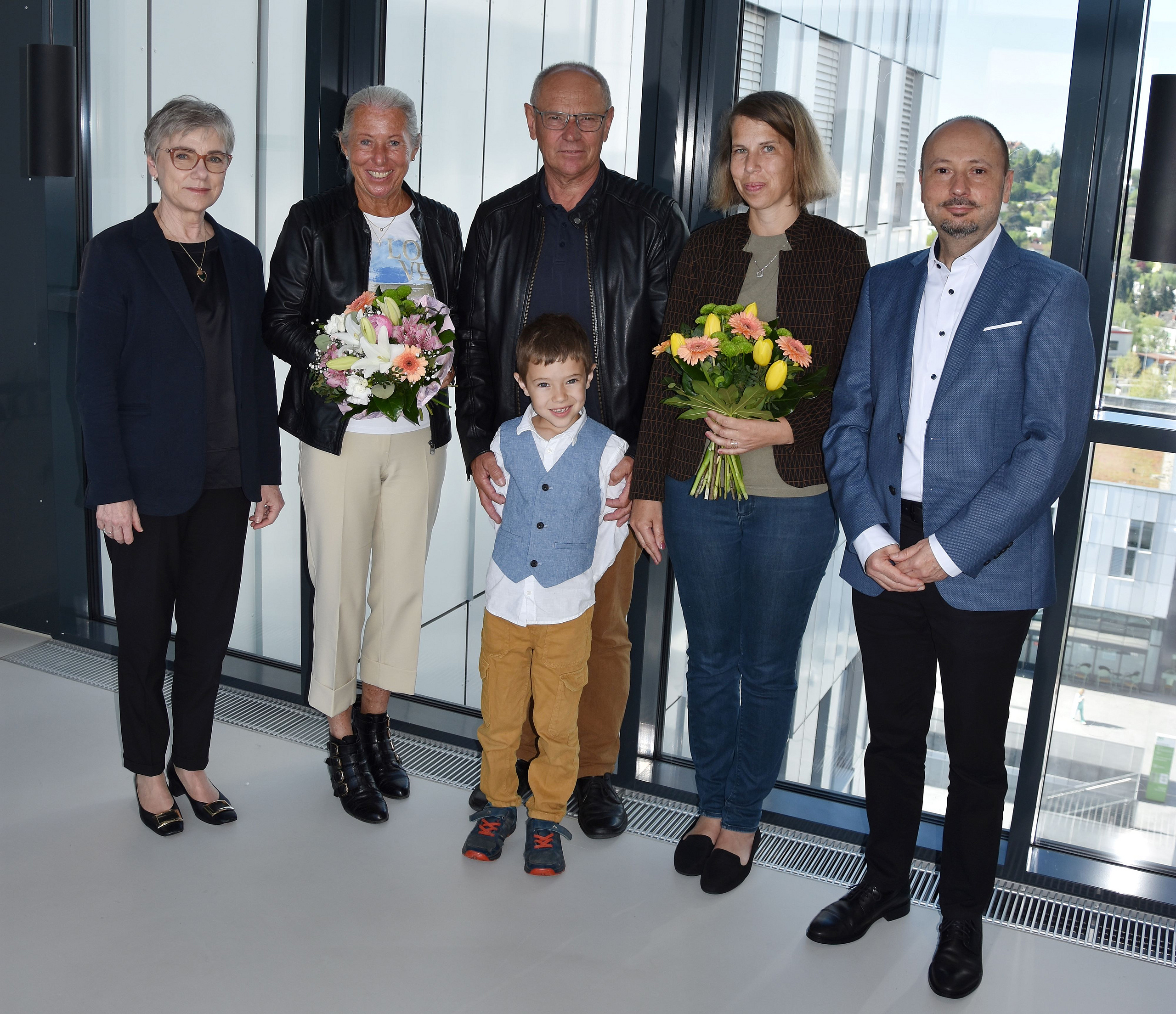 Familie Hutter mit Rektorin Andrea Kurz und Institutsleiter Jochen Geigl