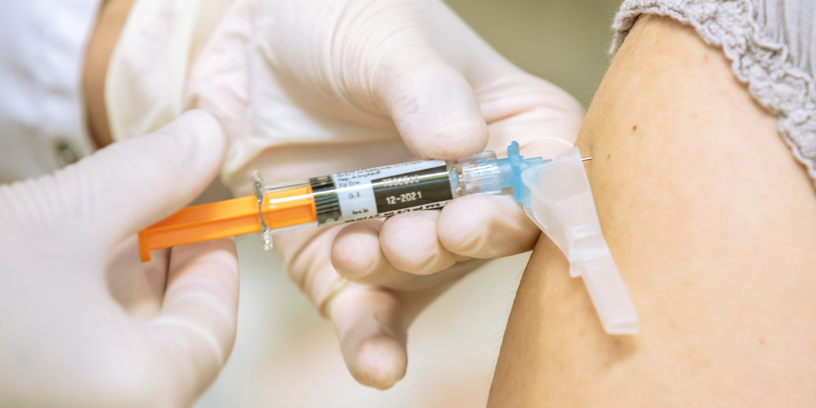 Eine Ärztin verabreicht eine Impfung