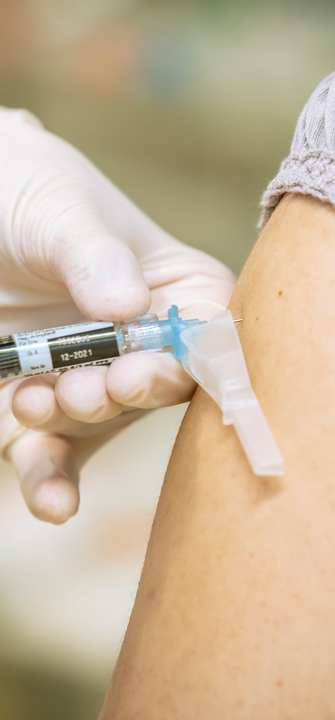 Eine Ärztin verabreicht eine Impfung