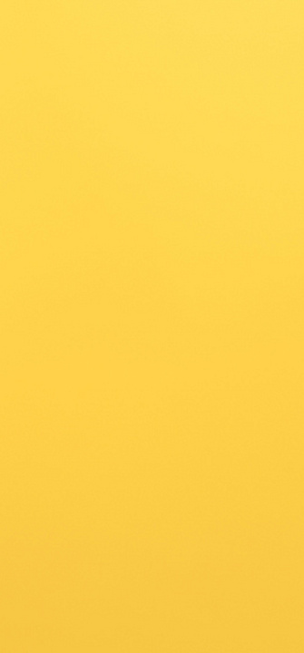 Mikrophon vor gelbem Hintergrund