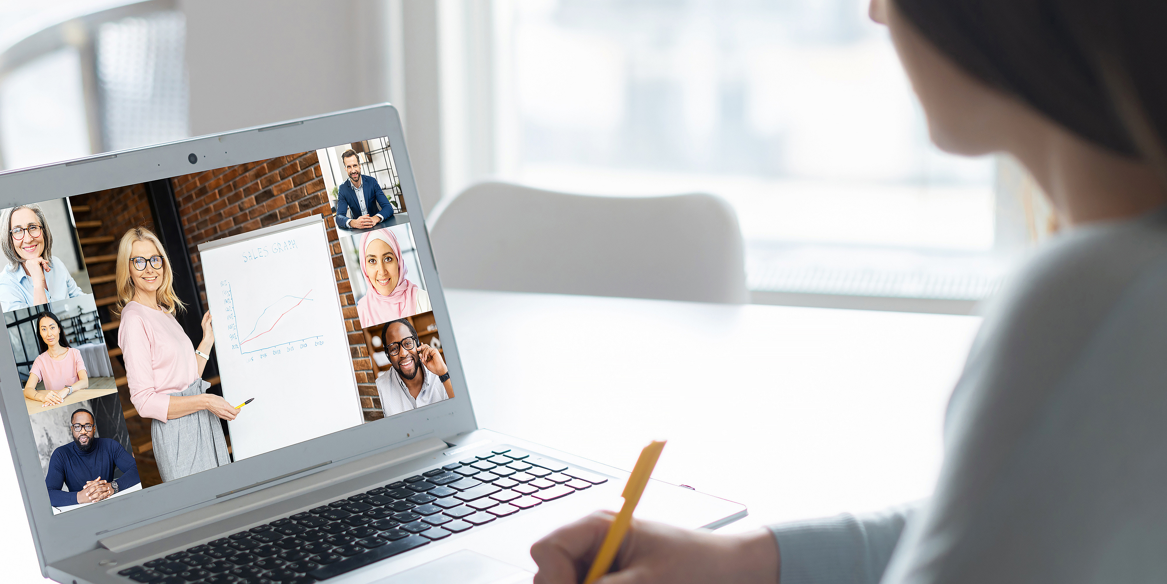 Frau, die mit einem Laptop an einem Online-Kurs oder Webinar teilnimmt. 