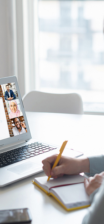 Frau, die mit einem Laptop an einem Online-Kurs oder Webinar teilnimmt. 