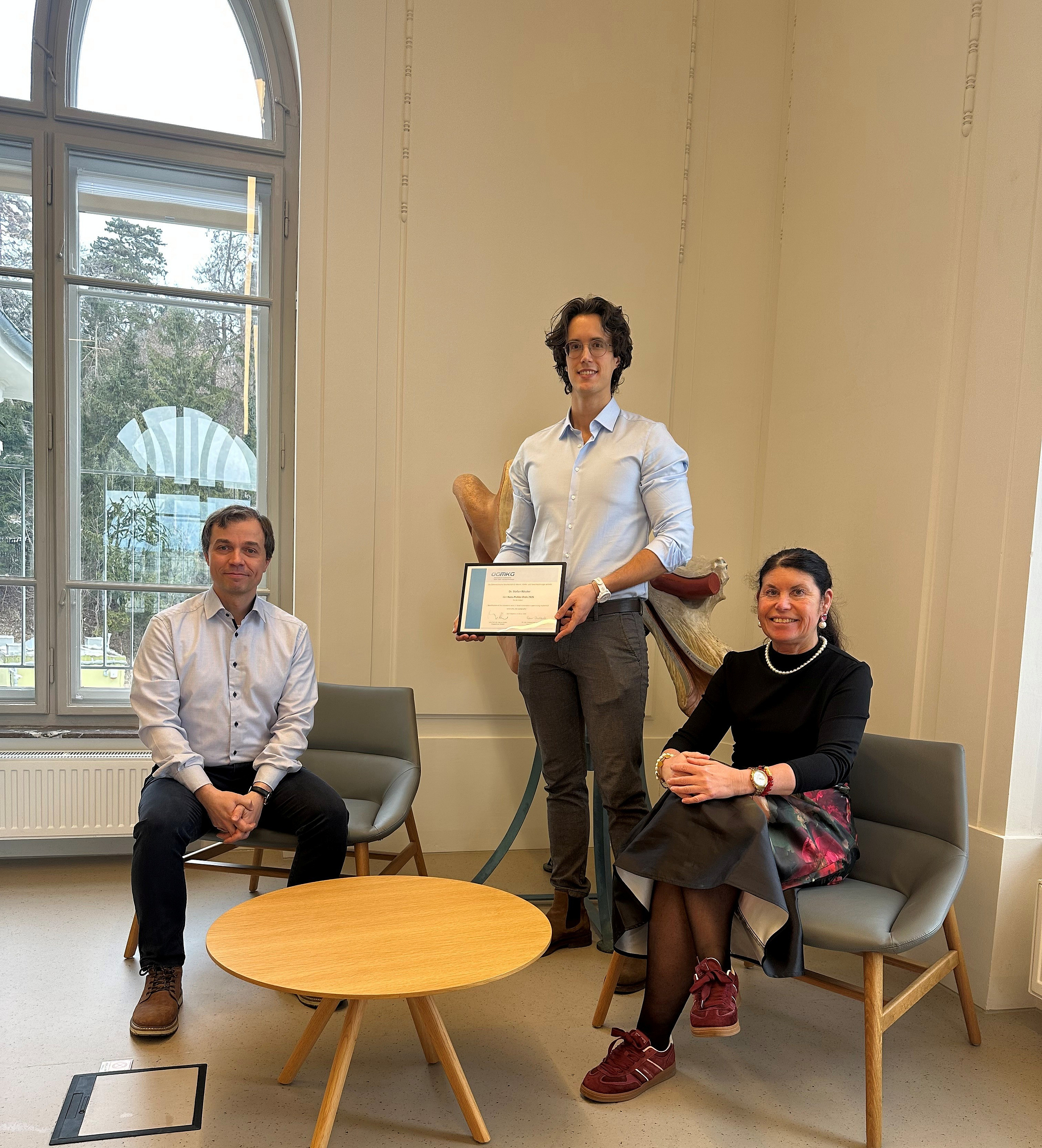 Stefan Rössler mit seinen Betreuer*innen Niels Hammer und Veronica Antipova