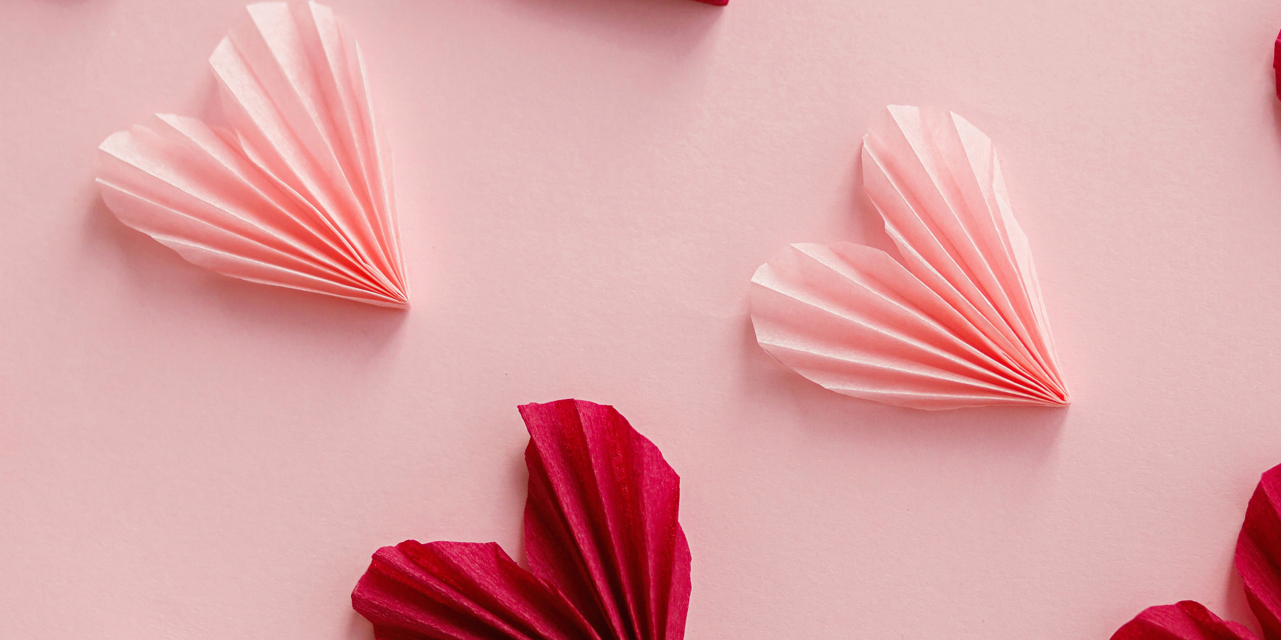 Komposition aus rosa und roten Herzen