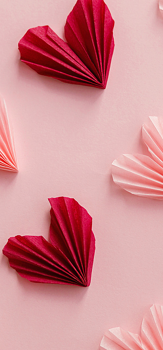 Komposition aus rosa und roten Herzen